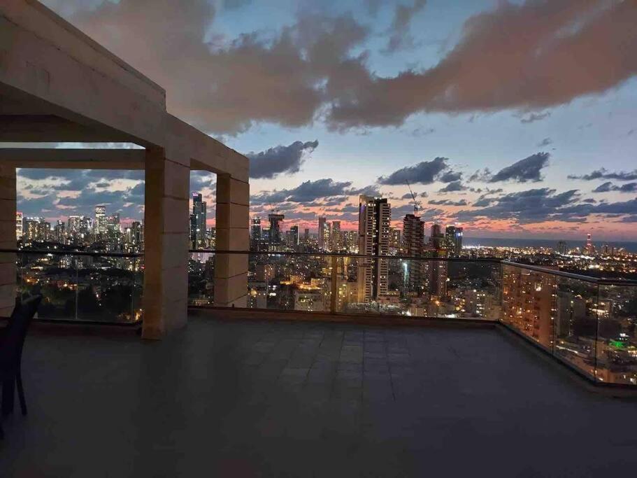 Ferienwohnung Beautiful Penthouse W/Amazing View, Prime Location Ramat Gan Exterior foto